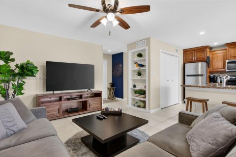Condo in Coral Springs, Florida, 1 bedroom  № 1996019 - photo 13