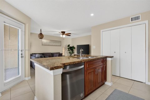 Condo in Coral Springs, Florida, 1 bedroom  № 1996019 - photo 7