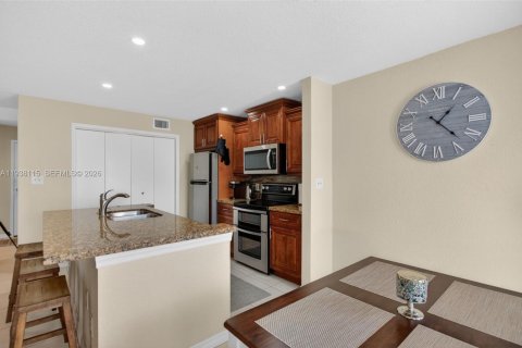 Condo in Coral Springs, Florida, 1 bedroom  № 1996019 - photo 12