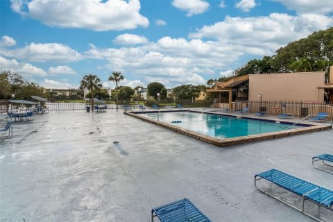 Copropriété à vendre à Miami, Floride: 2 chambres, 108.79 m2 № 2089187 - photo 25