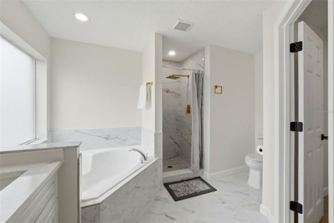 Villa ou maison à vendre à Kissimmee, Floride: 5 chambres, 212.37 m2 № 2139400 - photo 22