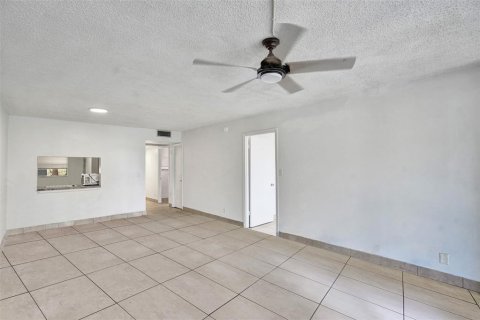 Condo in Davie, Florida, 2 bedrooms  № 2250575 - photo 16