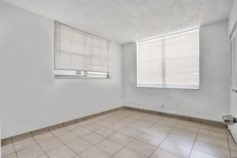 Condo in Davie, Florida, 2 bedrooms  № 2250575 - photo 13