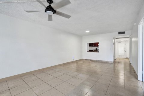 Condo in Davie, Florida, 2 bedrooms  № 2250575 - photo 14