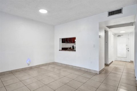 Condo in Davie, Florida, 2 bedrooms  № 2250575 - photo 15