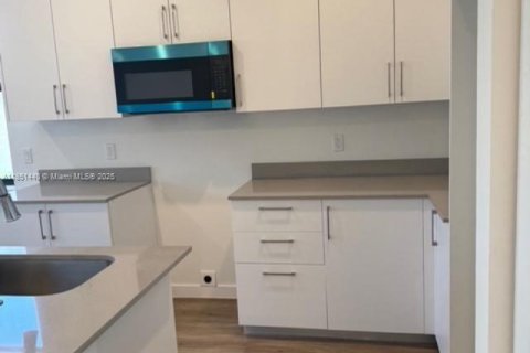House in Florida City, Florida 4 bedrooms № 1857465 - photo 9