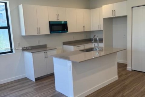 House in Florida City, Florida 4 bedrooms № 1857465 - photo 5