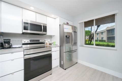 Copropriété à vendre à Weston, Floride: 2 chambres, 113.34 m2 № 2402335 - photo 2
