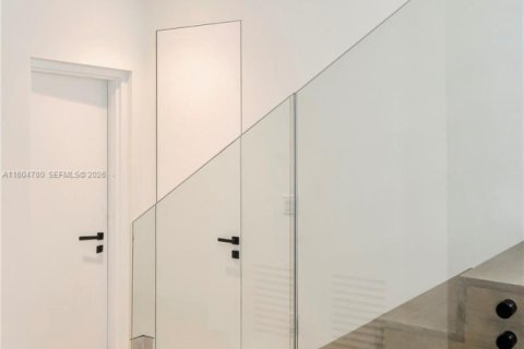 Casa en alquiler en Miami Beach, Florida, 4 dormitorios, 347.73 m2 № 2059734 - foto 21