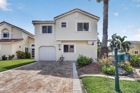 House in Dania Beach, Florida 3 bedrooms, 121.61 sq.m. № 2261955 - photo 2