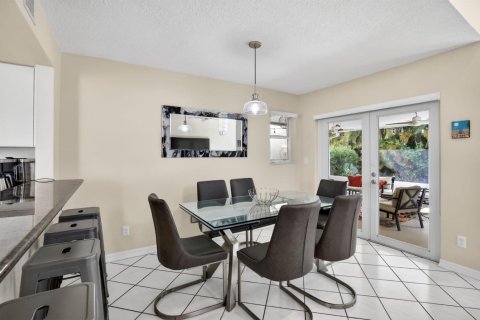 House in Dania Beach, Florida 3 bedrooms, 121.61 sq.m. № 2261955 - photo 14