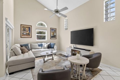 House in Dania Beach, Florida 3 bedrooms, 121.61 sq.m. № 2261955 - photo 17