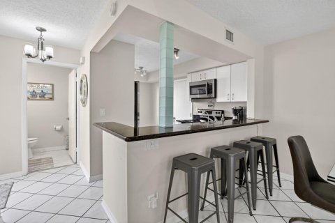 House in Dania Beach, Florida 3 bedrooms, 121.61 sq.m. № 2261955 - photo 8