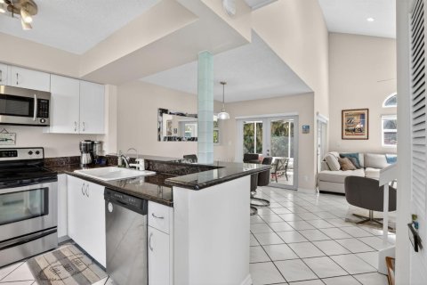 House in Dania Beach, Florida 3 bedrooms, 121.61 sq.m. № 2261955 - photo 13