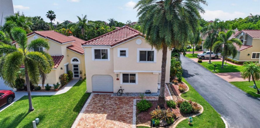 House in Dania Beach, Florida 3 bedrooms, 121.61 sq.m. № 2261955