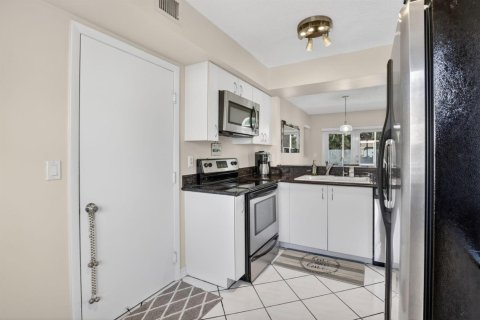 House in Dania Beach, Florida 3 bedrooms, 121.61 sq.m. № 2261955 - photo 12