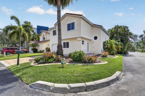 House in Dania Beach, Florida 3 bedrooms, 121.61 sq.m. № 2261955 - photo 3