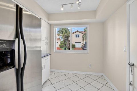 House in Dania Beach, Florida 3 bedrooms, 121.61 sq.m. № 2261955 - photo 11