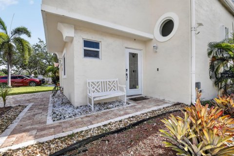 House in Dania Beach, Florida 3 bedrooms, 121.61 sq.m. № 2261955 - photo 5