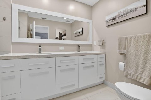 House in Dania Beach, Florida 3 bedrooms, 121.61 sq.m. № 2261955 - photo 23