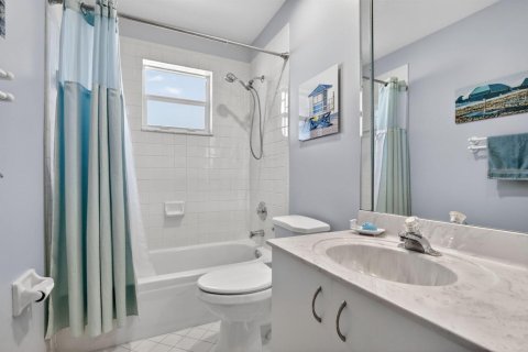 House in Dania Beach, Florida 3 bedrooms, 121.61 sq.m. № 2261955 - photo 27