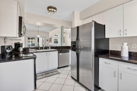 House in Dania Beach, Florida 3 bedrooms, 121.61 sq.m. № 2261955 - photo 10