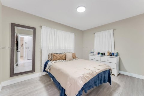 Casa en venta en Hialeah, Florida, 4 dormitorios, 144.37 m2 № 1925272 - foto 17