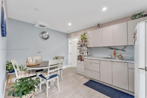 Casa en venta en Hialeah, Florida, 4 dormitorios, 144.37 m2 № 1925272 - foto 21