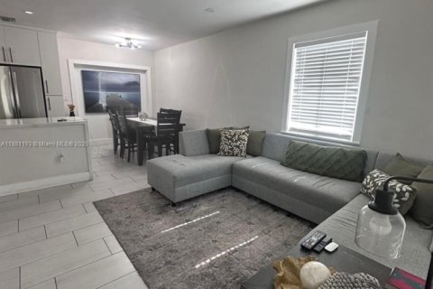 Casa en venta en Hialeah, Florida, 4 dormitorios, 144.37 m2 № 1925272 - foto 12