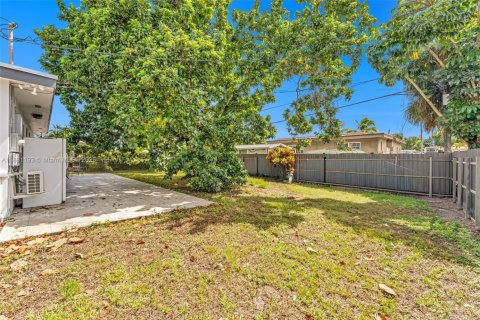 Casa en venta en Hialeah, Florida, 4 dormitorios, 144.37 m2 № 1925272 - foto 27