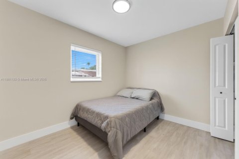 Casa en venta en Hialeah, Florida, 4 dormitorios, 144.37 m2 № 1925272 - foto 16
