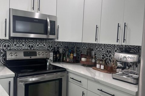 Casa en venta en Hialeah, Florida, 4 dormitorios, 144.37 m2 № 1925272 - foto 10