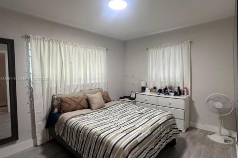 Casa en venta en Hialeah, Florida, 4 dormitorios, 144.37 m2 № 1925272 - foto 9