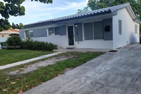 Casa en venta en Hialeah, Florida, 4 dormitorios, 144.37 m2 № 1925272 - foto 1