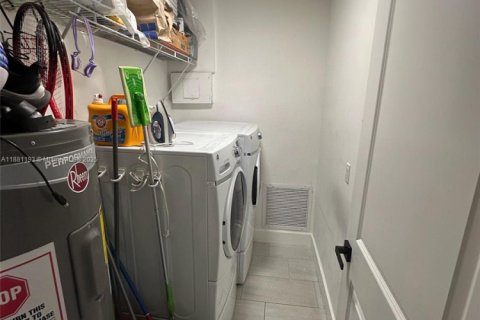 Casa en venta en Hialeah, Florida, 4 dormitorios, 144.37 m2 № 1925272 - foto 15