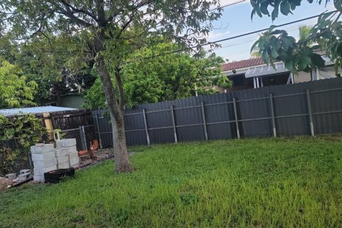 Casa en venta en Hialeah, Florida, 4 dormitorios, 144.37 m2 № 1925272 - foto 3