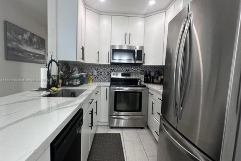 Casa en venta en Hialeah, Florida, 4 dormitorios, 144.37 m2 № 1925272 - foto 11