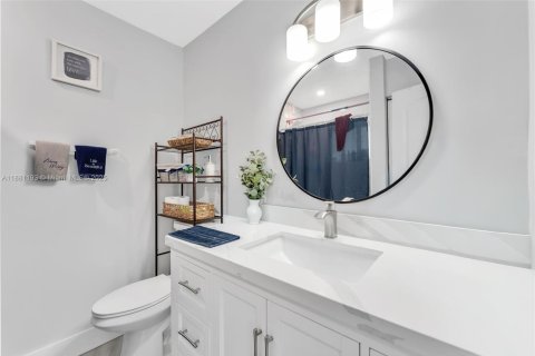 Casa en venta en Hialeah, Florida, 4 dormitorios, 144.37 m2 № 1925272 - foto 25