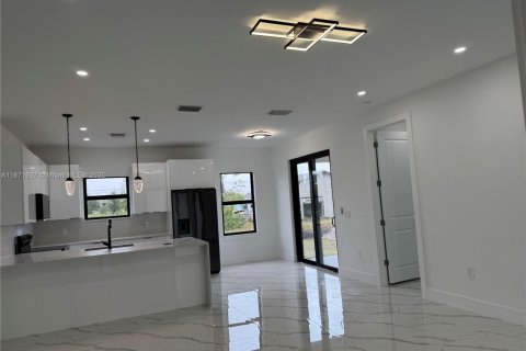 Снять в аренду виллу или дом в Лихай-Эйкерс, Флорида 3 спальни, 127.37м2, № 1949516 - фото 4