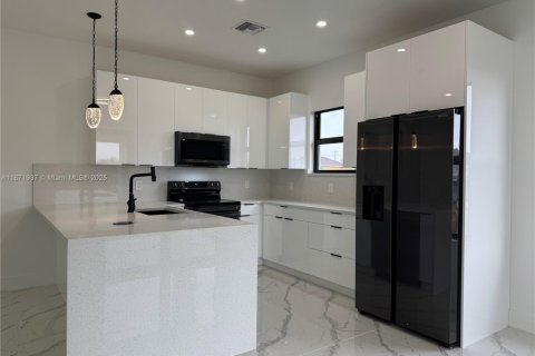 Снять в аренду виллу или дом в Лихай-Эйкерс, Флорида 3 спальни, 127.37м2, № 1949516 - фото 6