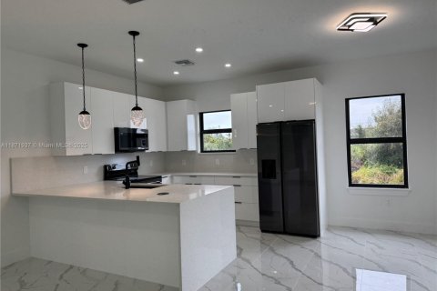 Снять в аренду виллу или дом в Лихай-Эйкерс, Флорида 3 спальни, 127.37м2, № 1949516 - фото 5