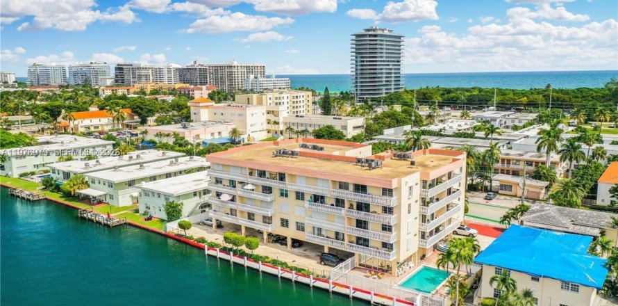 Кондоминиум с 2 спальнями в Майами-Бич, Флорида № 2043415