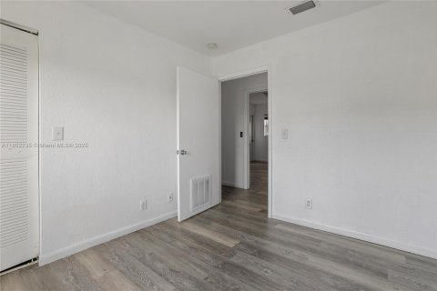 Townhouse in Opa-locka, Florida 3 bedrooms, 117.34 sq.m. № 1871321 - photo 14