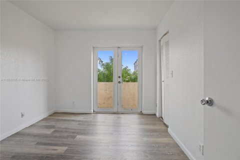 Townhouse in Opa-locka, Florida 3 bedrooms, 117.34 sq.m. № 1871321 - photo 11