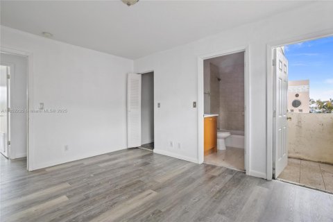 Townhouse in Opa-locka, Florida 3 bedrooms, 117.34 sq.m. № 1871321 - photo 12