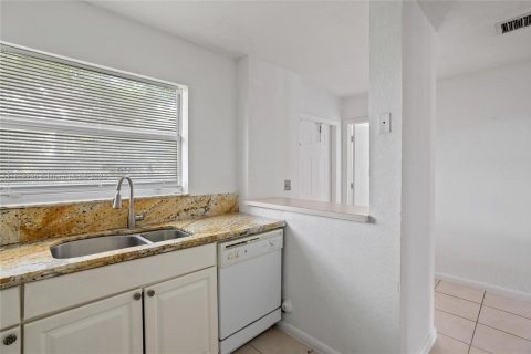 Townhouse in Opa-locka, Florida 3 bedrooms, 117.34 sq.m. № 1871321 - photo 9