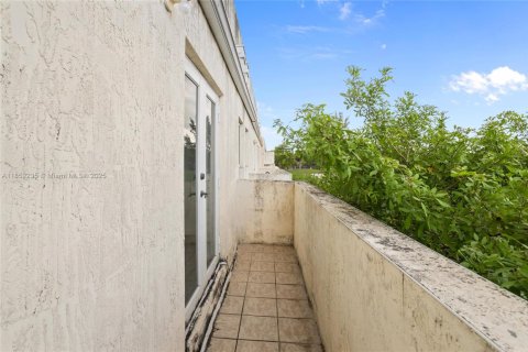 Townhouse in Opa-locka, Florida 3 bedrooms, 117.34 sq.m. № 1871321 - photo 13