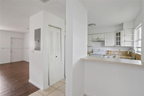 Townhouse in Opa-locka, Florida 3 bedrooms, 117.34 sq.m. № 1871321 - photo 7