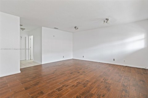 Townhouse in Opa-locka, Florida 3 bedrooms, 117.34 sq.m. № 1871321 - photo 5