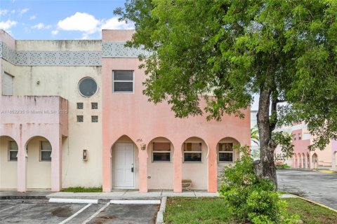 Townhouse in Opa-locka, Florida 3 bedrooms, 117.34 sq.m. № 1871321 - photo 1